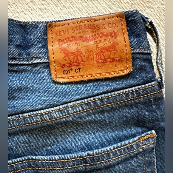Levi’s button fly 501 jeans, size 25, medium wash, 99% cotton, 1% elastane. - Picture 5 of 13